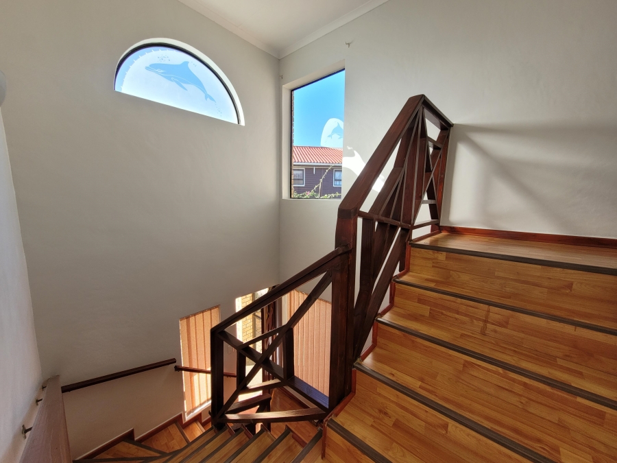 To Let 4 Bedroom Property for Rent in Wavecrest Eastern Cape